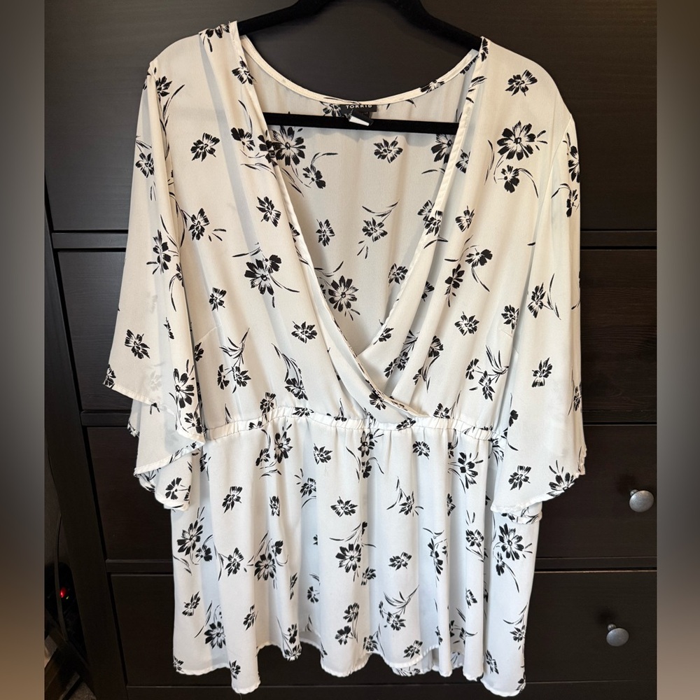 Torrid Floral Black and White Kimono Style Blouse size 4